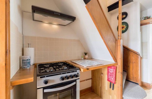 Warwick House | Fergies Canal Side Cottage