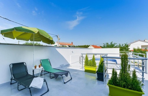 Privlaka House | Ferienhaus Dragica mit Pool 50 m vom Meer