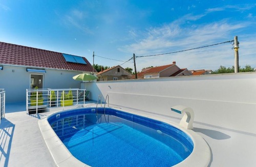 Privlaka House | Ferienhaus Dragica mit Pool 50 m vom Meer
