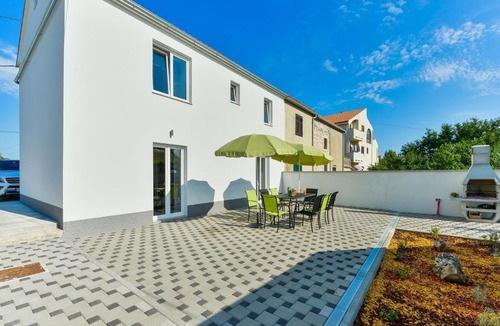 Privlaka House | Ferienhaus Dragica mit Pool 50 m vom Meer