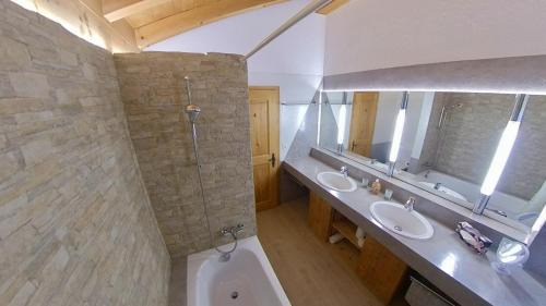 Pany Apartment | Ferienhaus Maliet - Spacious Holiday Home with Mountain view