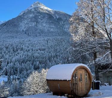 Engadin Scoul Apartment | Ferienhaus Meis Chalet mit Bergblick