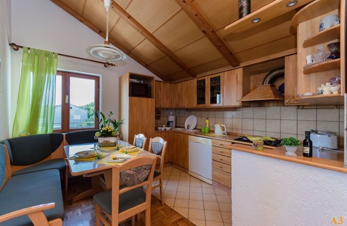 Novi Vinodolski Apartment | Ferienwohnungen und Zimmer Drazen (86521-A3) in Novi Vinodolski (Crikvenica)