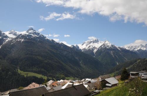 Tschlin Apartment | Ferienwohnung Caviezel