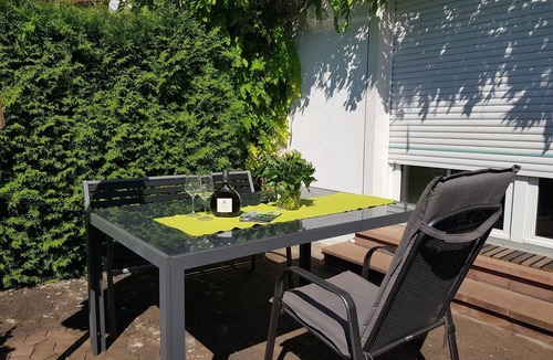 Dettelbach Apartment | Ferienwohnung mit sonniger Terrasse und gemütlichem Garten
