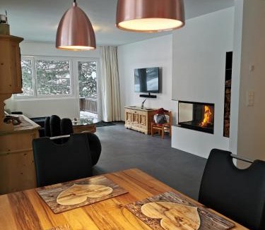 Pontresina Apartment | Ferienwohnung Pontresina - Chesa Andrea - Gartensitzplatz