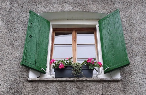 Nufenen Apartment | Ferienwohnungen im Schloss, (Nufenen). by Interhome
