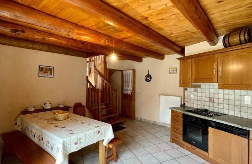 Saint-Ilpize House | Ferme rénovée, 3 chambres, cheminée - FR-1-582-207