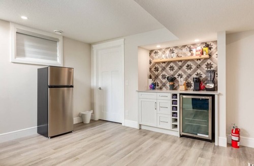 Brentwood House | "Fern" 1 BR Lower Suite W King Bed