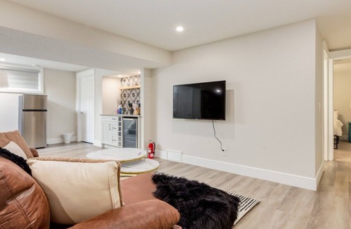 Brentwood House | "Fern" 1 BR Lower Suite W King Bed