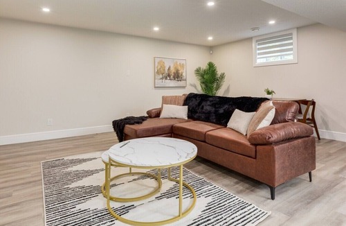 Brentwood House | "Fern" 1 BR Lower Suite W King Bed