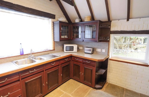 Cofton Hackett Cottage | FERN COTTAGE, pet friendly, with open fire in Cofton Hackett