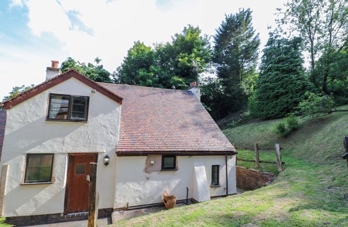 Cofton Hackett Cottage | FERN COTTAGE, pet friendly, with open fire in Cofton Hackett