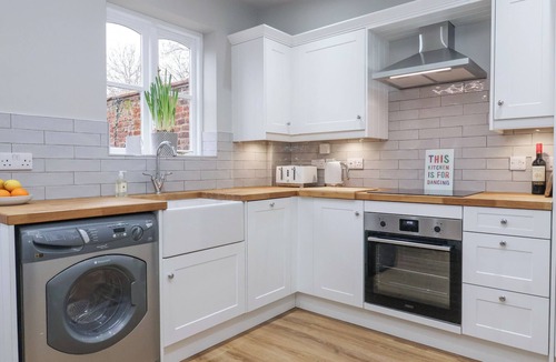 North Dalton House | FERN COTTAGE, pet friendly, with open fire in Great Driffield