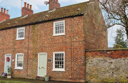 North Dalton House | FERN COTTAGE, pet friendly, with open fire in Great Driffield