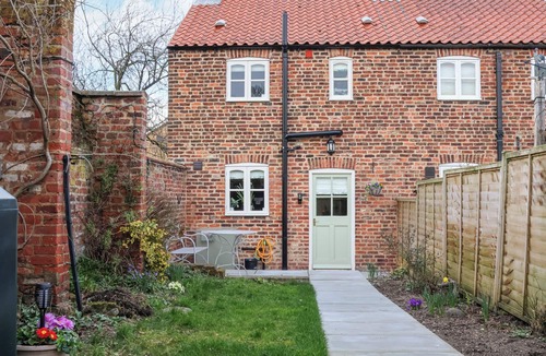 North Dalton House | FERN COTTAGE, pet friendly, with open fire in Great Driffield