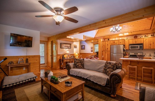 Piney Creek House | Fern Hollow - river access, privacy, pet friendly