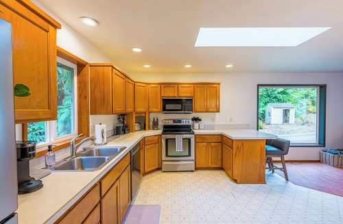 Adelma Beach House | Fern House Rustic Modern Hiking Base Sequim