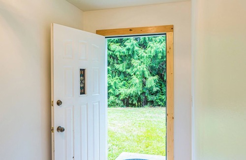 Adelma Beach House | Fern House Rustic Modern Hiking Base Sequim