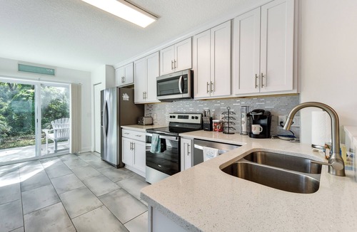 Fernandina Beach Apartment | Fernandina Beach Paradise: Steps to Shore!