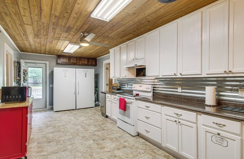Ferriday House | Ferriday Lakehouse w/Private Dock, Deck, & Yard!
