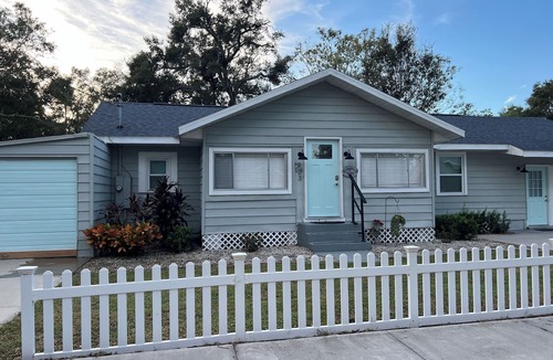 Mount Dora Cottage | Festivals, boating, fishing, antiques and more all summer