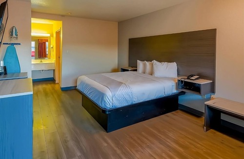 Sweet Home Hotel | Few Miles from San Ducerro Winery! Onsite Pool, FREE Breakfast and Parking!