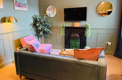 Pembroke Dock Apartment | Ffau Bach - Little Den