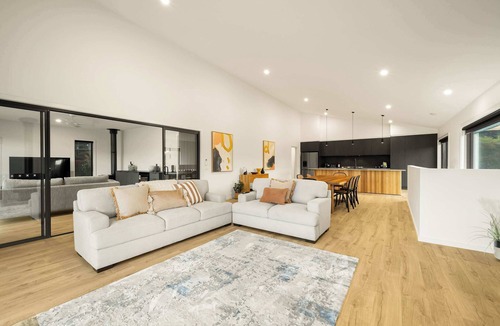 Tawonga South House | Fiddle View | Alfresco Dining with Mountain Views