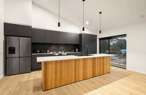 Tawonga South House | Fiddle View | Alfresco Dining with Mountain Views