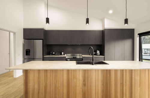 Tawonga South House | Fiddle View | Alfresco Dining with Mountain Views