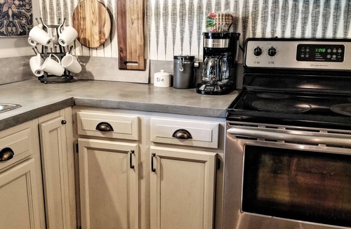 Glade Spring Apartment | FIDDLEHEAD LOFT🌿 Peaceful & charming space 1.4 miles from I-81, Exit 29.