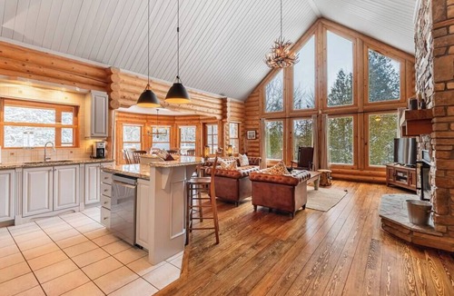 Fiddler Lake Resort House | Fiddler Lake Resort Chalet + Private Jacuzzi