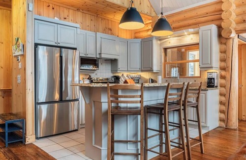 Fiddler Lake Resort House | Fiddler Lake Resort Chalet + Private Jacuzzi