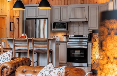 Fiddler Lake Resort House | Fiddler Lake Resort Chalet + Private Jacuzzi