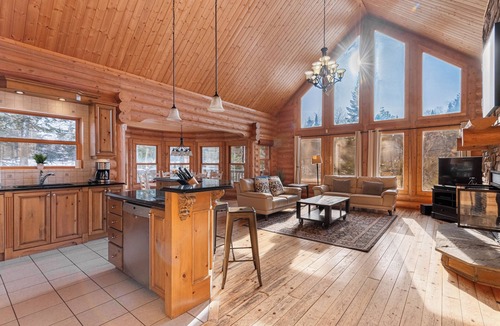 Fiddler Lake Resort Ski Chalet | Fiddler Lake Resort - Deer 4