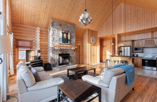 Fiddler Lake Resort Ski Chalet | Fiddler Lake Resort - Deer 4