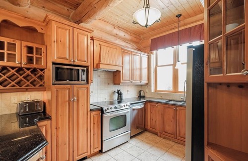 Fiddler Lake Resort House | Fiddler Lake Resort Chalet + Private Pool & Spa