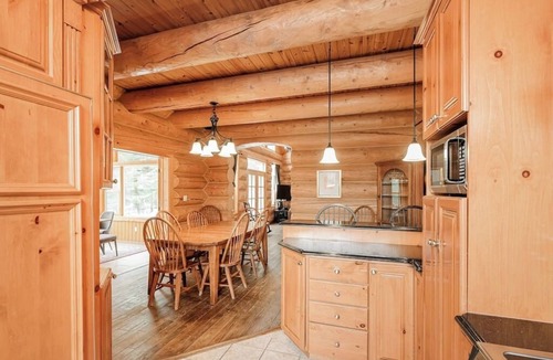 Fiddler Lake Resort House | Fiddler Lake Resort Chalet + Private Pool & Spa