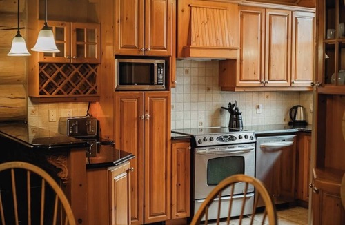 Fiddler Lake Resort House | Fiddler Lake Resort Chalet + Private Pool & Spa