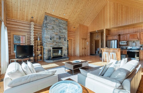 Fiddler Lake Resort Ski Chalet | Fiddler Lake Resort: Luxury Chalet + Hot Tub