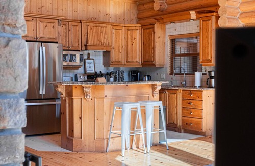 Fiddler Lake Resort Ski Chalet | Fiddler Lake Resort: Luxury Chalet + Hot Tub
