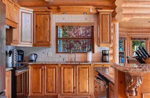 Fiddler Lake Resort Ski Chalet | Fiddler Lake Resort: Luxury Chalet + Hot Tub