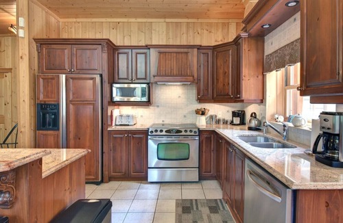Fiddler Lake Resort Cabin | Fiddler Lake Resort: Cozy Chalet + Hot Tub