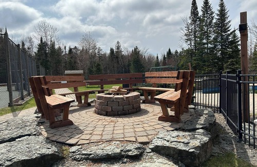Fiddler Lake Resort Ski Chalet | Fiddler Lake, spacious log cabin with pool, spa, sauna, pool table, poker table