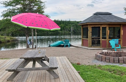 French Road Apartment | Fiddler's Lake Escape Vacation Apartment