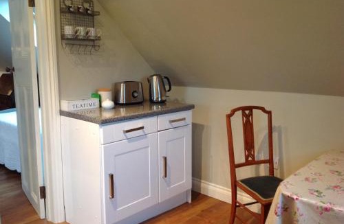 Scaynes Hill Bed & Breakfast | Field Cottage B&B