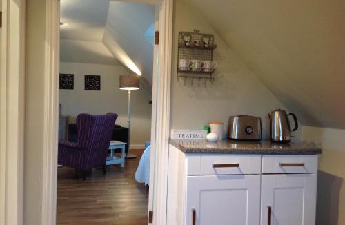 Scaynes Hill Bed & Breakfast | Field Cottage B&B