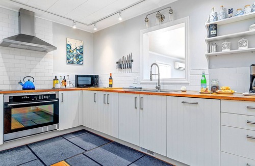 Picton House | Field Lodge, Spacious County Home, 4 Mins Sandbanks with Hot Tub