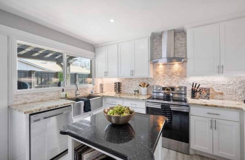 Grand Prairie House | fifa-15 mins to stadium~Cowboy Cabana~pool~golf~firepit~projector~games